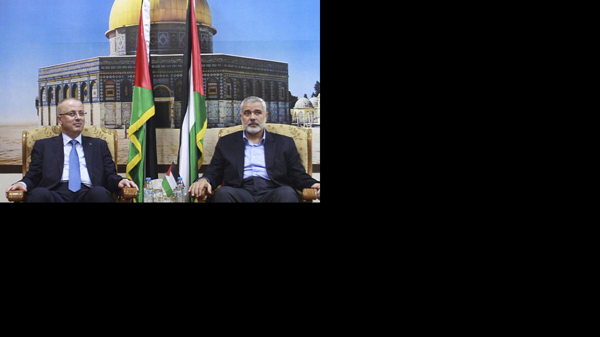 <cutline_leadin>El primer</cutline_leadin> ministro del Gobierno de reunificación palestino, Rami Hamdalá (izq.) y el líder de Hamas en la Franja, Ismail Haniye durante su reunión en la Ciudad de Gaza.