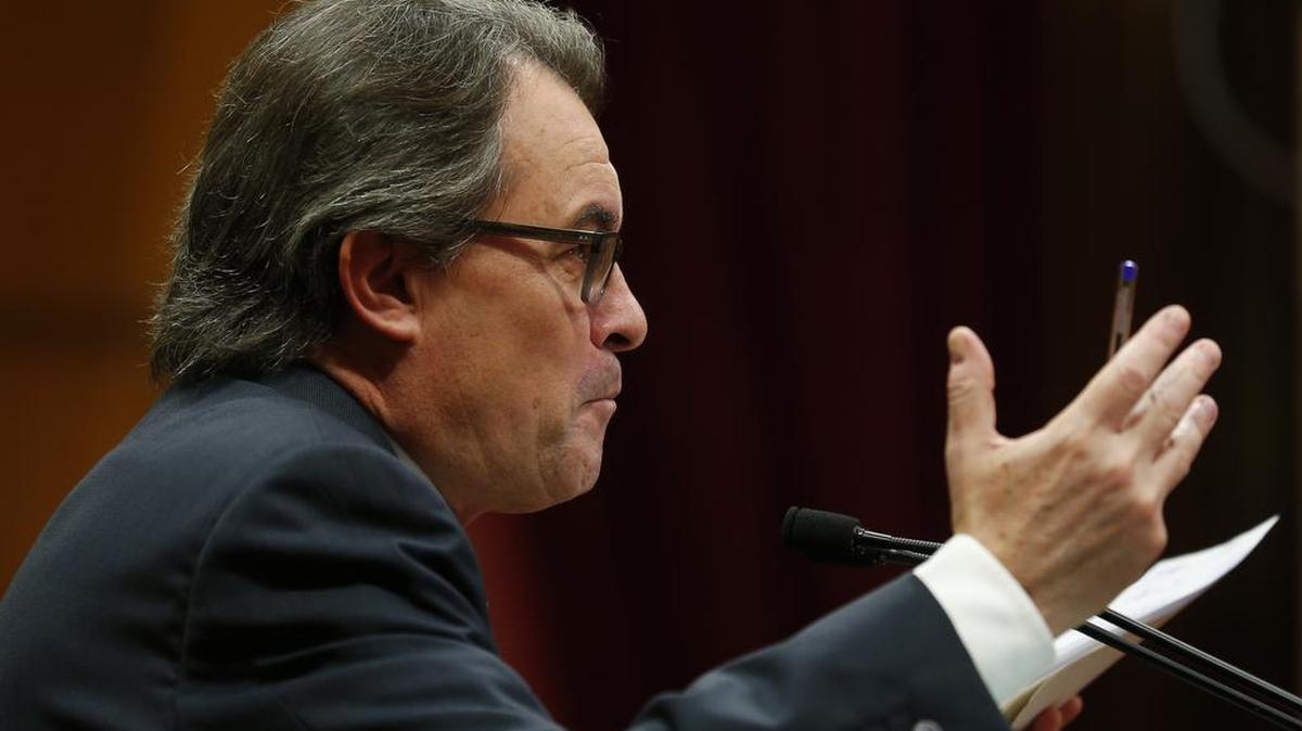 Artur Mas, presidente en funciones y principal promotor de la independencia catalana, durante la sesión del martes en el Parlamento. El gobierno español continúa los trámites para presentar este miércoles ante el Tribunal Constitucional el recurso contra la declaración independentista.