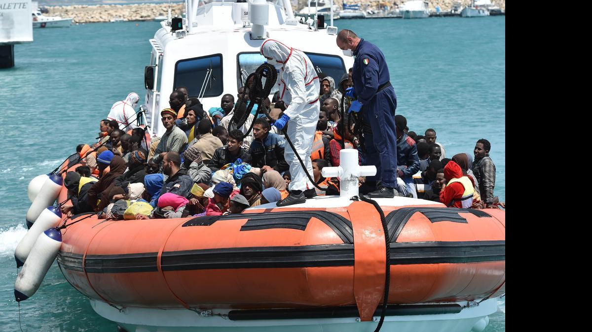 
Un grupo de 220 inmigrantes socorridos en las últimas horas cuando se encontraban en situación de peligro en las aguas del mar Mediterráneo desembarcaron el martes en el puerto de Pozzallo, en la isla de Sicilia
