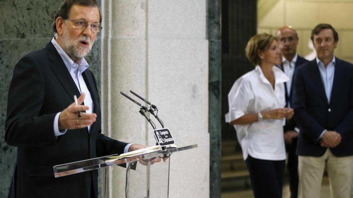 El presidente del Gobierno en funciones, Mariano Rajoy (i), acompañado por la secretaria general del PP, María Dolores de Cospedal (c) y el portavoz del PP en el Congreso, Rafael Hernando (d), durante la rueda de prensa que ha ofrecido tras su reunión con el líder de Ciudadanos, Albert Rivera, en la que afirmado estar en disposición de acudir a la sesión de investidura cuando la presidenta del Congreso, Ana Pastor, lo estime "oportuno y conveniente".