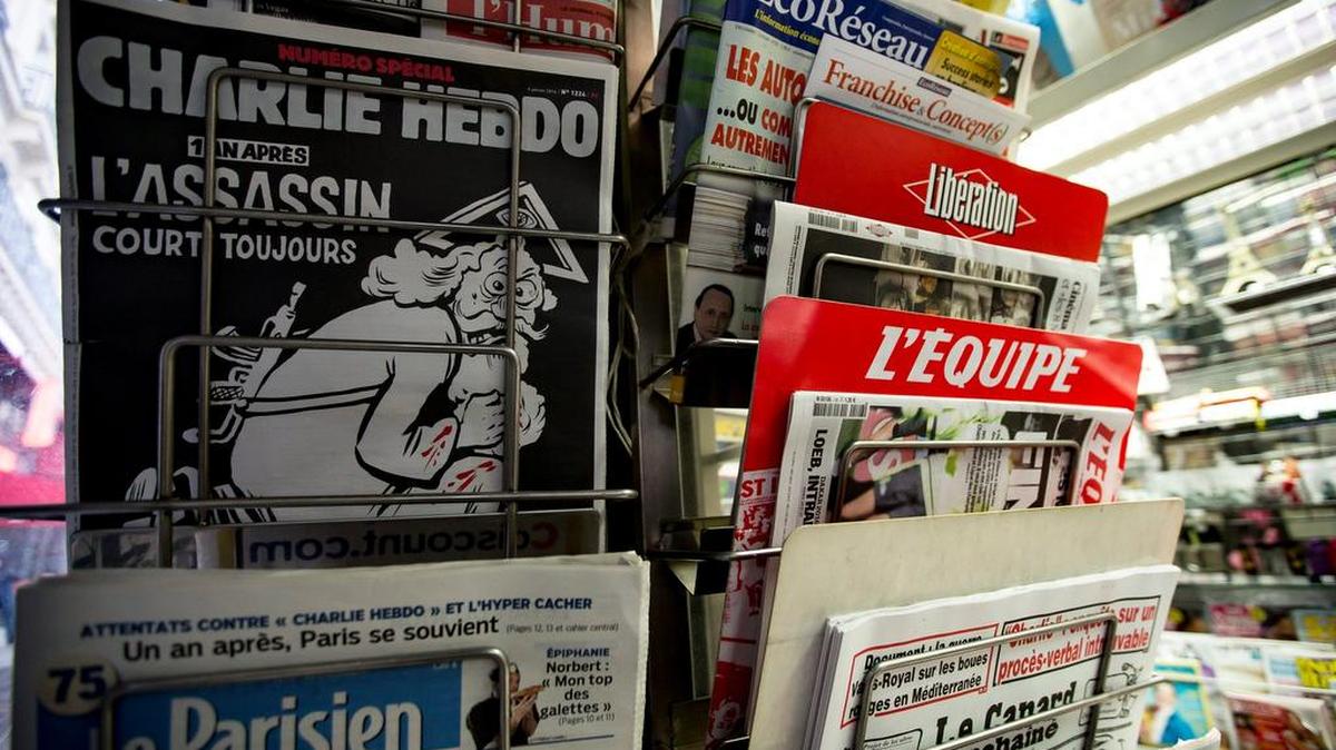 Una copia del número especial publicado por el semanario satírico “Charlie Hebdo” en el primer aniversario del atentado yihadista contra su redacción, en París.