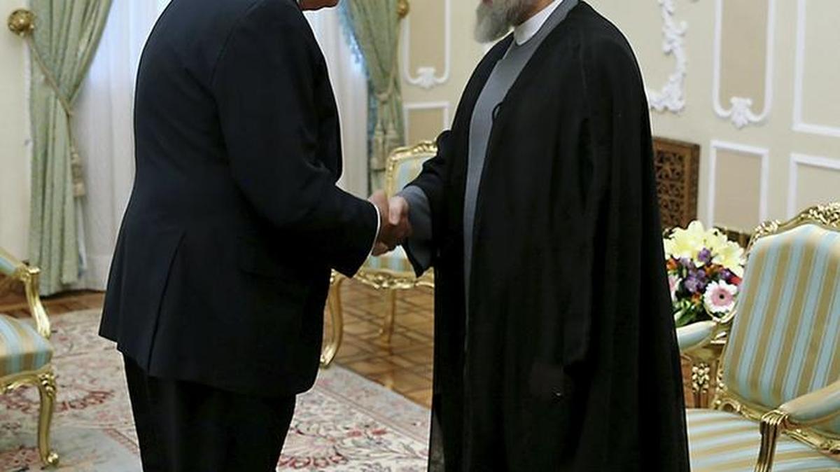 
El presidente de Irán Hassan Rouhani (der.) estrecha la mano del ministro de Exterior de España José Manuel García-Margallo durante un encuentro en Teherán.
