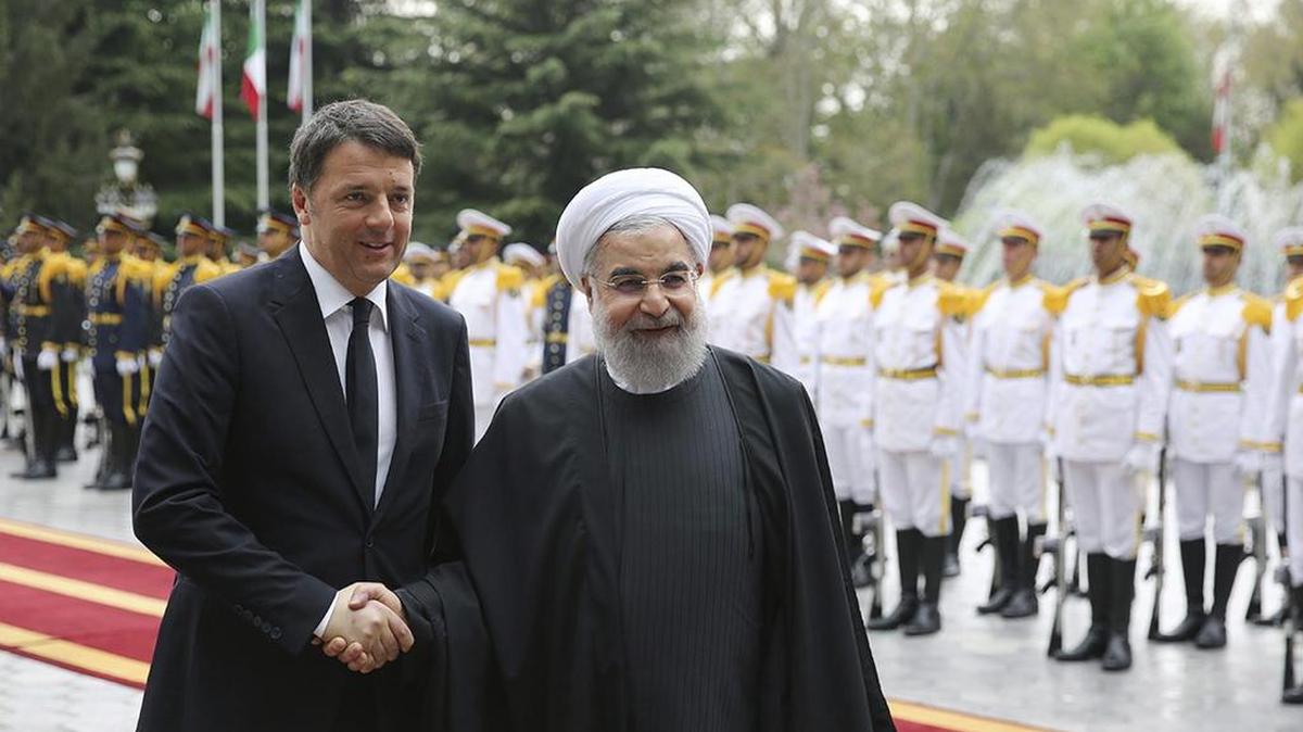El primer ministro italiano, Matteo Renzi (izq), y el presidente iraní, Hasan Rohani (der.), durante la ceremonia de bienvenida al mandatario europeo en el Palacio Presidencial en Teherán, Irán.