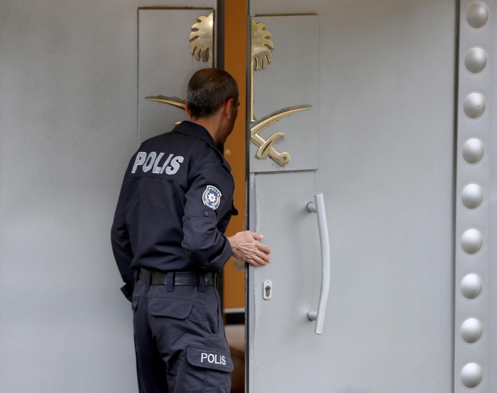 Un policía, de guardia en el consulado de Arabia Saudí, entra en el mismo en Estambul (Turquía) el 15 de octubre de 2018.