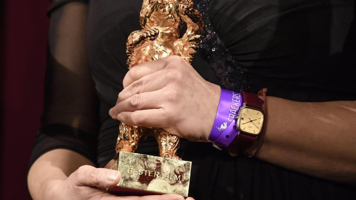 El director húngaro Ildiko Enyedi recibe el premio Golden Bear durante la ceremonia de clausura y entrega de premios del 67 Festival Internacional de Cine de Berlín, en Berlín, Alemania, el 18 de febrero de 2017.