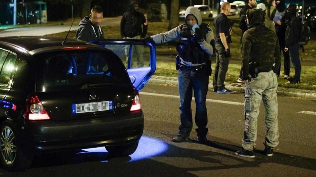 Una mujer de 19 años fue detenida el jueves por la noche junto a otras dos cómplices.