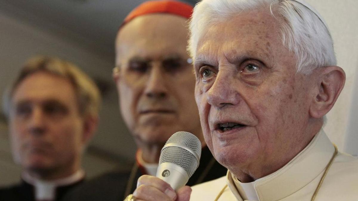 Tarcisio Bertone (cen.), que se retiró de su cargo de secretario de Estado en el 2013, aseguró en diciembre pasado que las obras de renovación del apartamento costaron 300,000 euros. Foto de archivo