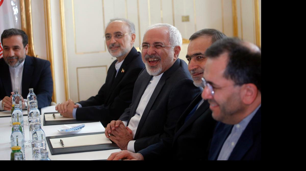 
El único acuerdo que aceptará la nación iraní es un acuerdo justo, equilibrado que respete la grandeza nacional y los derechos del pueblo iraní”, dijo Zarif a su llegada a la capital austriaca. 
