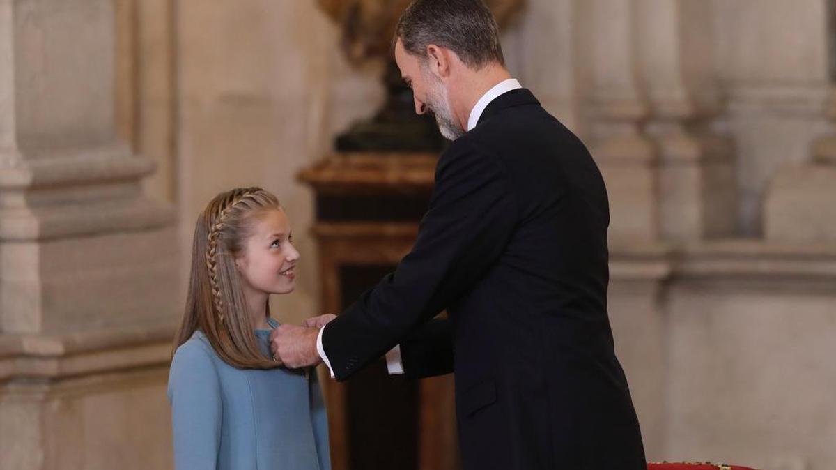 El Rey Felipe VI impone a la princesa Leonor el Collar del Toisón de Oro, la máxima distinción que concede la Familia Real española, en una solemne ceremonia en el Palacio Real que coincide con la celebración del 50 cumpleaños del jefe del Estado.