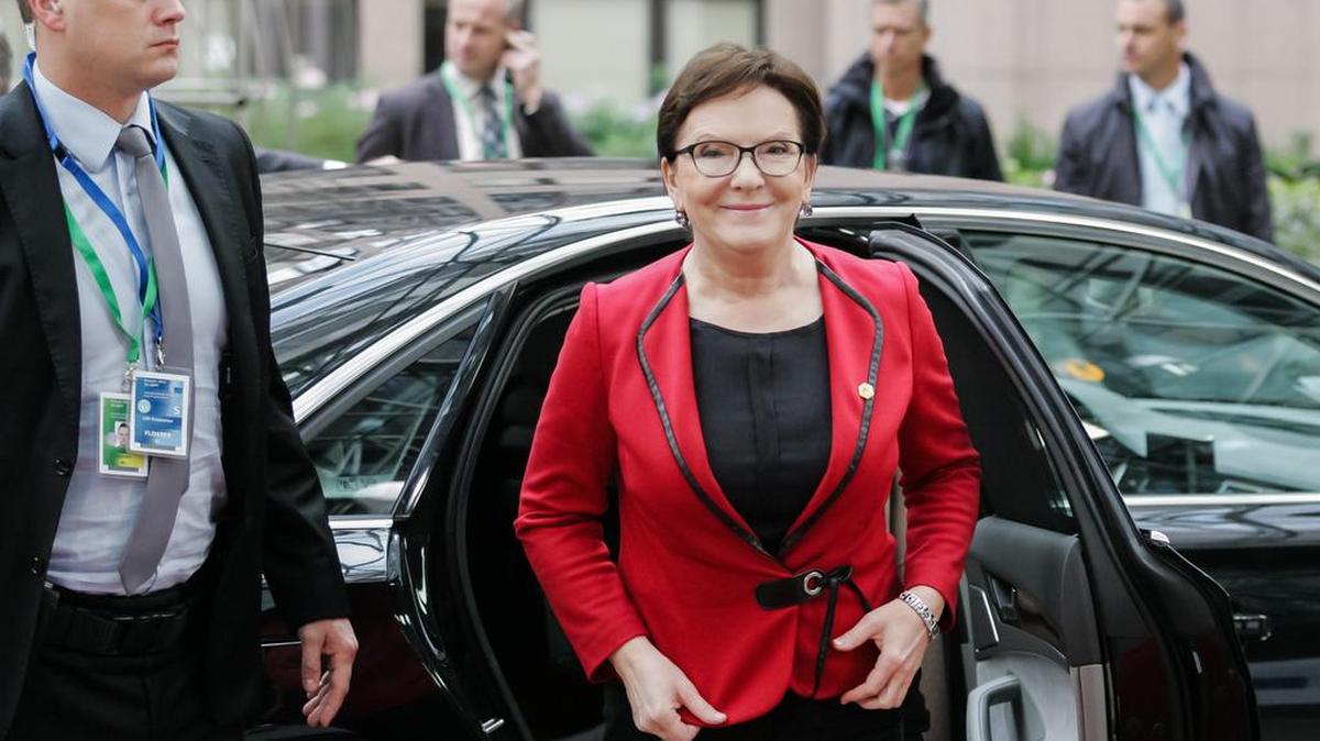 
Kopacz pretende someter el plan a la aprobación del Parlamento antes del final de la presente legislatura, que concluirá el próximo 25 de octubre con la celebración de elecciones generales.
