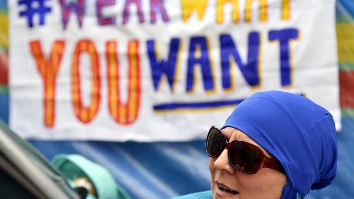 Una mujer ataviada con un "burkini" participa en una protesta bajo el lema "Lleva lo que quieras" en el exterior de la embajada francesa en Londres, Reino Unido el 25 de agosto de 2016, en contra de la prohibición de vestir "burkini" en algunas playas del país galo.