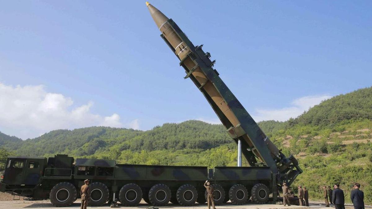Fotografía facilitada por la agencia oficial de noticias norcoreana KCNA que supuestamente muestra un cohete balístico intercontinental norcoreano Hwansong-14 mientras es preparado para un lanzamiento de prueba en una localización no especificada en Corea del Norte, el 4 de julio de 2017. 