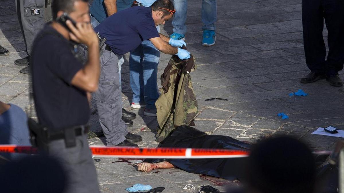 La policía  abatió a un hombre que intentó agredir con un cuchillo a un guardia de seguridad a la entrada de la Ciudad Vieja, ocupada por Israel.