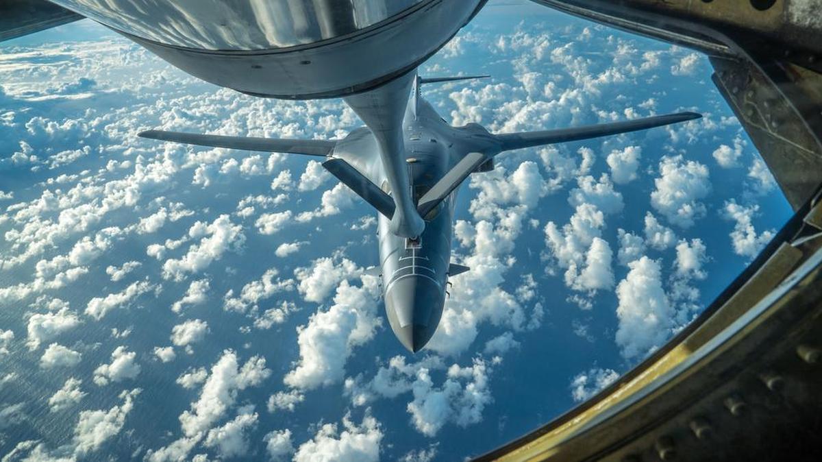 Esta foto tomada por la fuerza aérea de EEUU el 30 de julio de 2017 demuestra un B-1B Lancer de la fuerza aérea que recibe combustible de un KC-135 Stratotanker durante una misión en la base aérea de Andersen, Guam, en el espacio aéreo japonés y sobre la península coreana.