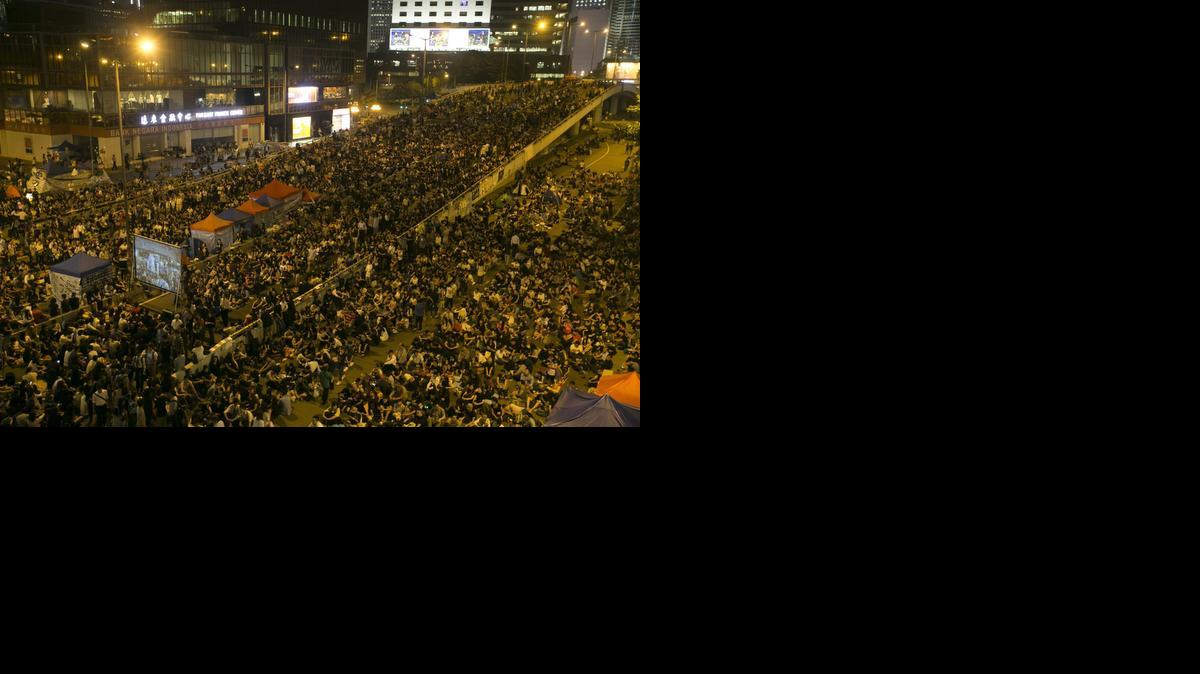 <cutline_leadin>Miles de</cutline_leadin> personas se congregaron de nuevo el viernes en las calles para pedir apertura democrática para la isla en respuesta a la cancelación por parte del Ejecutivo local del diálogo previsto entre las autoridades y los estudiantes en Hong Kong.<252><252>