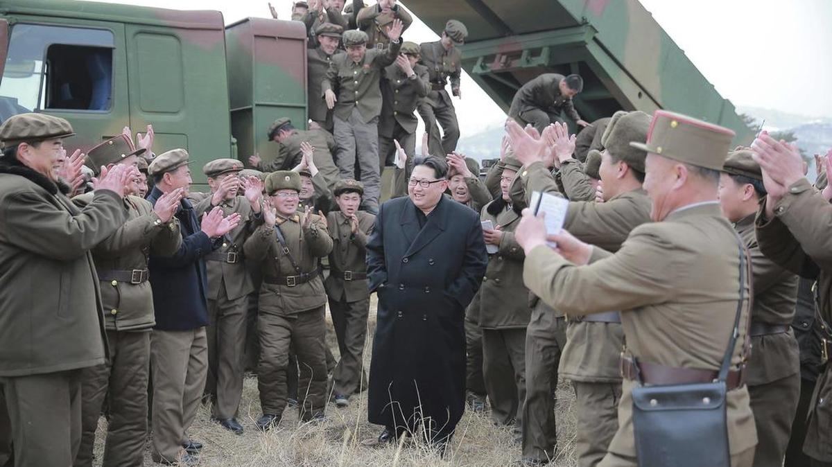 Fotografía sin fechar facilitada el 4 de marzo de 2016, por la agencia de noticias norcoreana KCNA, que muestra al líder supremo norcoreano Kim Jong Un, comandante supremo del Ejército, mientras mantiene una reunión con personal militar durante las pruebas de lanzamiento de un nuevo sistema de lanzamisiles múltiple de largo calibre.