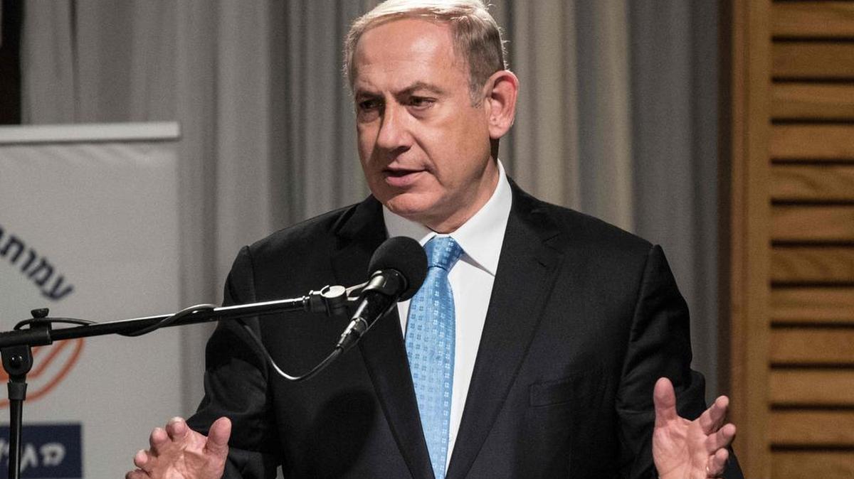 El primer ministro israelí, Benjamin Netanyahu, pronuncia un discurso antes de encender las velas durante el inicio del festival judío de Hanukkah en Rhavat Ronit, al sur de Netanya el 24 de diciembre de 2016.