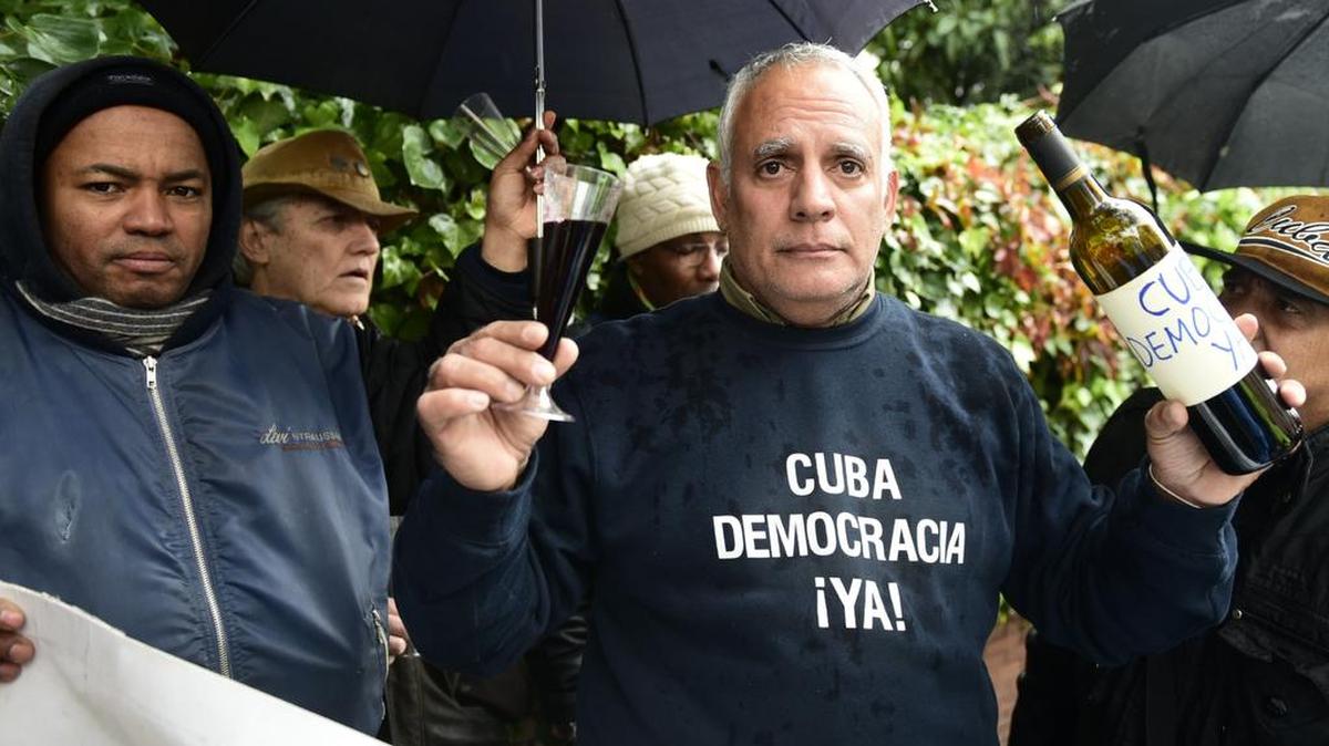 Un manifestante hace un brindis por celebrar la muerte de Fidel Castro frente a la embajada de Cuba en Madrid el 26 de noviembre de 2016.