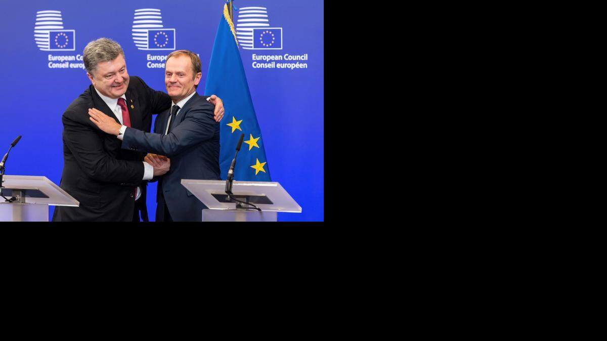 
El presidente ucraniano Petro Poroshenko (izq.), junto al presidente del Consejo Europeo, Donal Tusk, durante una conferencia de prensa en Bruselas, el jueves.
