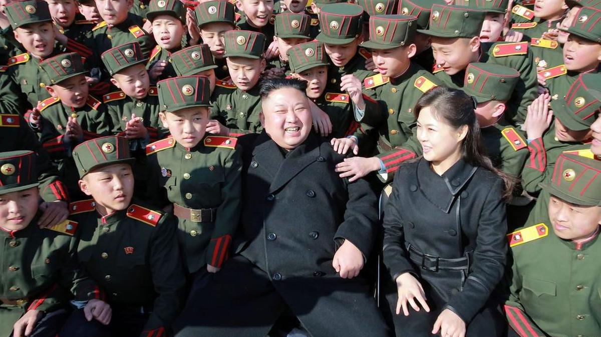 Esta foto de archivo muestra al líder norcoreano Kim Jong-Un y a su esposa Ri Sol-Ju visitando la Escuela Revolucionaria Mangyongdae en Pyongyang.