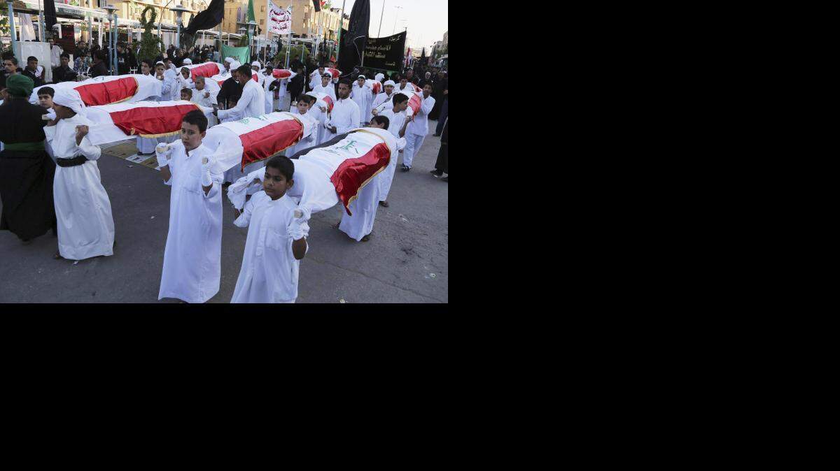 
Musulmanes chiitas cargan de forma simbólica varios ataúdes en la ciudad de Karbala, unas 50 millas al sur de Bagdad.


