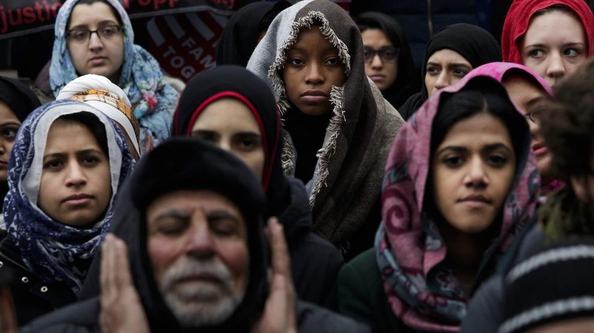 Decenas de personas se manifestaron este viernes en Nueva York como apoyo a las comunidades musulmanas e inmigrantes de la ciudad este viernes 27 de enero.