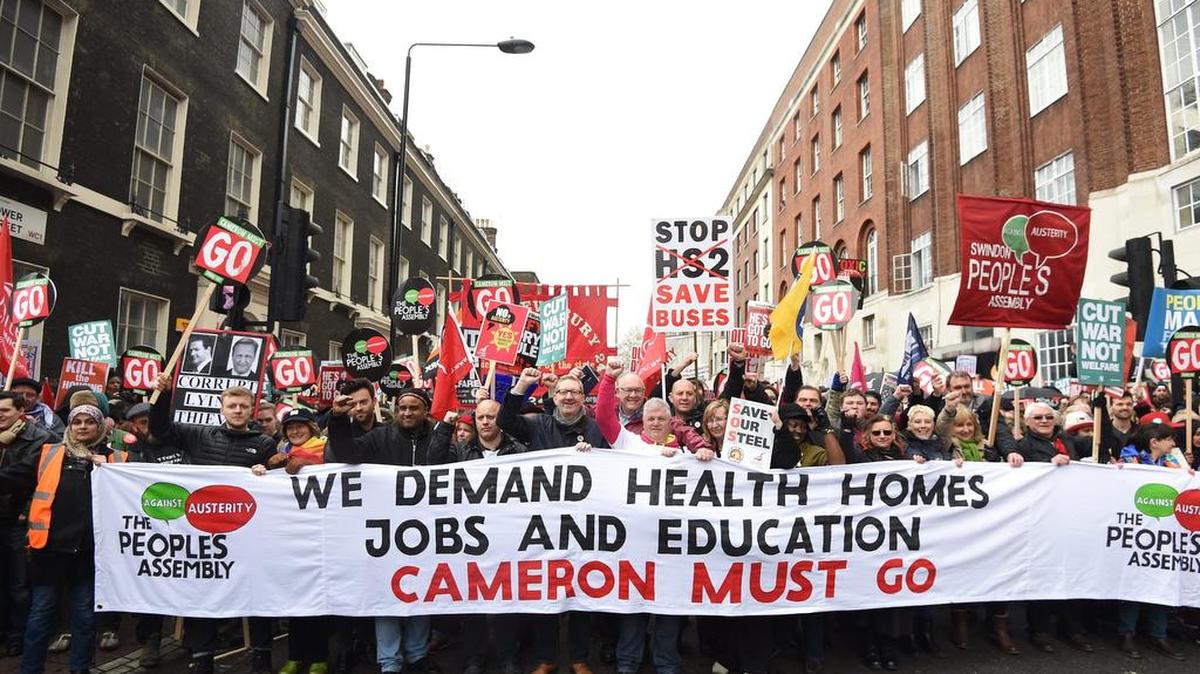 Miles de personas marcharon este sábado en Londres para expresar su rechazo a los recortes del gobierno.