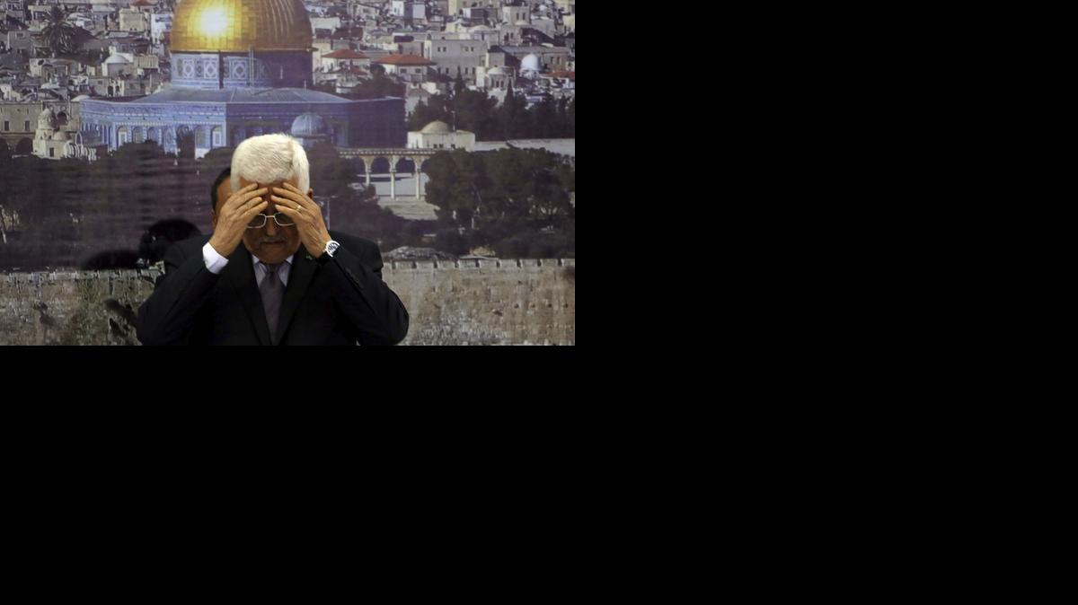 <cutline_leadin>El presidente</cutline_leadin> Abbas dirige una oración en memoria del ministro palestino Ziad Abu Ein en una reunión del gobierno celebrada en Ramala, el miércoles.<252><252>