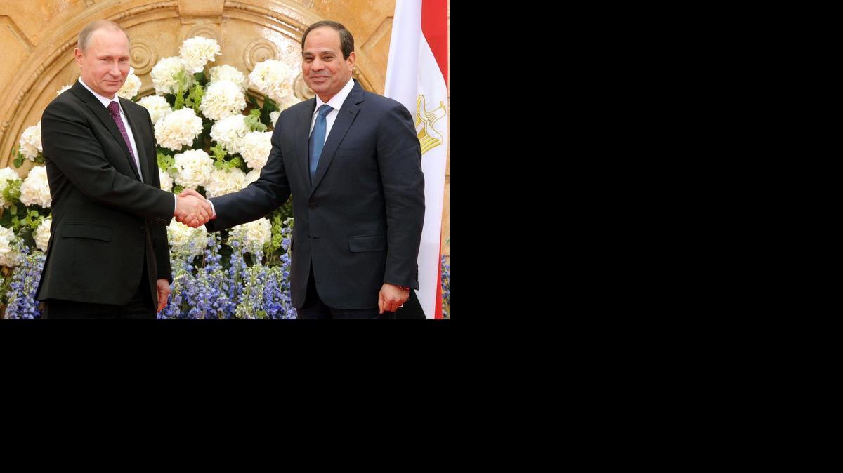 
El presidente ruso, Vladimir Putin (izq.), estrecha la mano de su homólogo egipcio, Abdel Fattah al-Sisi (der.), tras su reunión en El Cairo, Egipto, el martes. Putin realiza una visita de dos días al país. 
