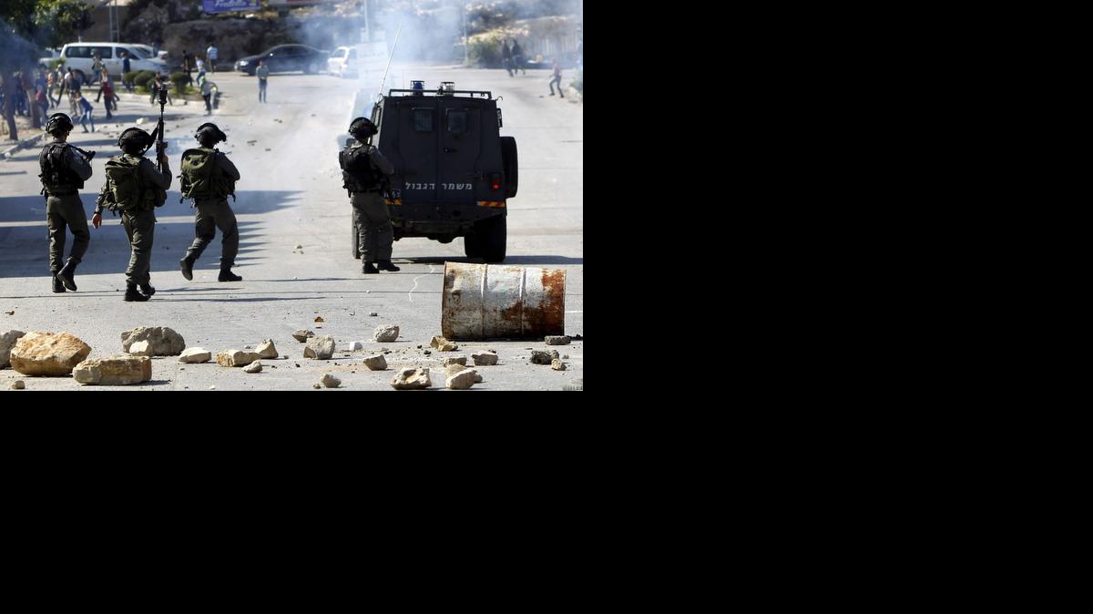<cutline_leadin>Soldados israelies</cutline_leadin> se enfrentan a los palestinos durante los disturbios en la ciudad Cisjordana de Hebrón, tras el tradicional rezo del Viernes en el que Israel ha vetado a los palestinos menores de 50 años el acceso a la Explanada de las Mezquitas.<252><252>
