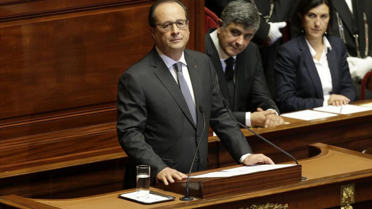 El presidente francés François Hollande durante su discurso ante los parlamentarios de las dos cámaras legislativas del país reunidas en Congreso extraordinario en Versalles, Francia, el lunes hoy 16 de noviembre de 2015.