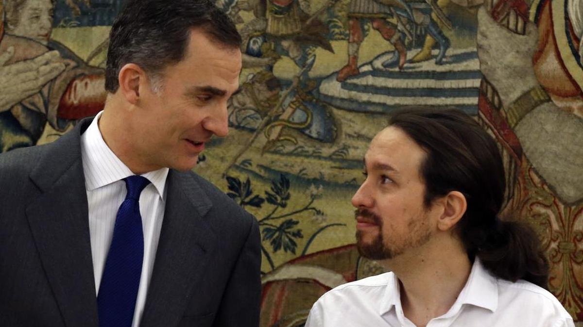 El líder de Podemos, Pablo Iglesias, a su llegada a la audiencia con el rey Felipe VI dentro de la ronda de consultas para proponer un candidato a la Presidencia del Gobierno.