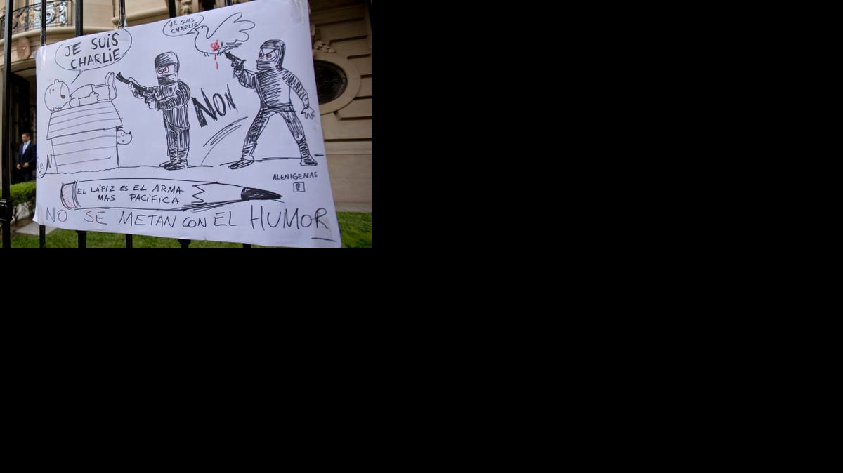 
Un dibujo se cuelga fuera de la embajada de Francia que dice en español "El lápiz es el arma más pacífica, no te metas con humor" en solidaridad con los muertos en un ataque a las oficinas de París del semanario Charlie Hebdo en Buenos Aires, Argentina, miércoles, 7 de enero de 2015. Los pistoleros enmascarados irrumpieron en las oficinas del periódico satírico que caricaturiza al profeta Mahoma, matando a 12 personas metódicamente el miércoles, incluyendo al editor, antes de escapar en un coche. 
