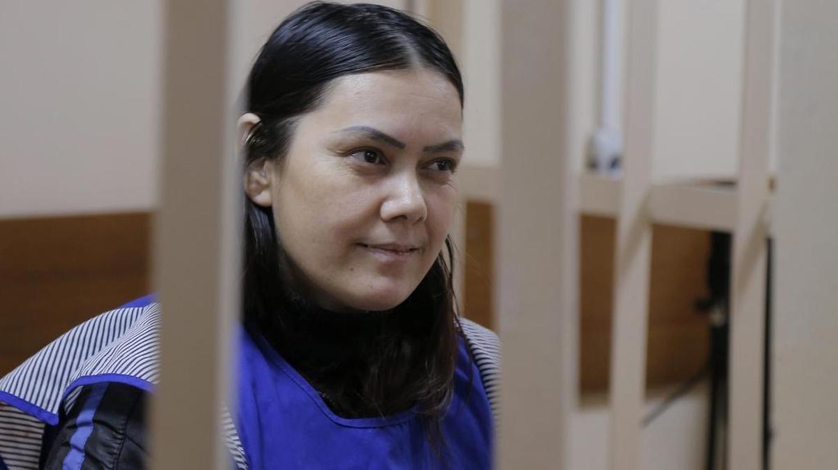 La cuidadora Gulchejrá Bobokúlova, de 38 años, permanece en una celda del tribunal de distrito de Presnensky en Moscú, Rusia, el 2 de marzo de 2016.