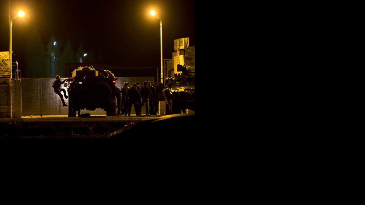<cutline_leadin>Con el</cutline_leadin> objetivo de coordinar el paso a Kobane de esos refuerzos, una delegación de 10 peshmergas iraquíes entró por primera vez en la ciudad.