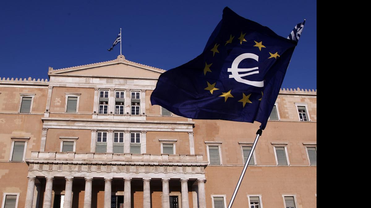 
Miles de personas se manifestaron el jueves en el centro de Atenas para pedir al gobierno que logre un acuerdo con los acreedores y que garantice la permanencia de Grecia en la eurozona.
