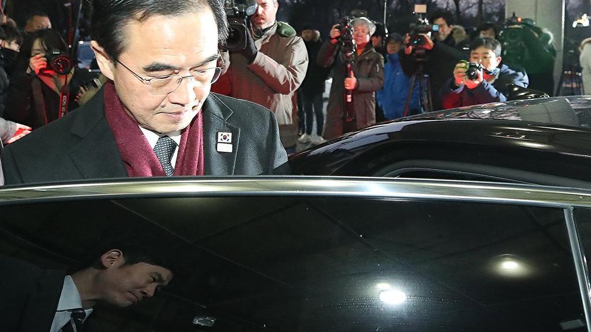 El ministro de Unificación de Corea del Sur y delegado en jefe, Cho Myoung-gyon, parte a la aldea de la tregua de Panmunjom para asistir a las conversaciones intercoreanas de alto nivel el martes 9 de enero de 2018, en Seúl.