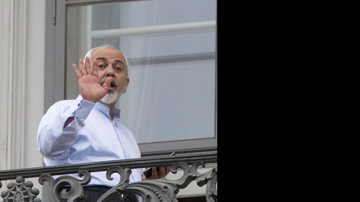 
Mohammad Javad Zarif, ministro de Relaciones Exteriores de Irán, desde un balcón en Viena dice a la prensa que no se ha logrado aún el esperado acuerdo nuclear.
