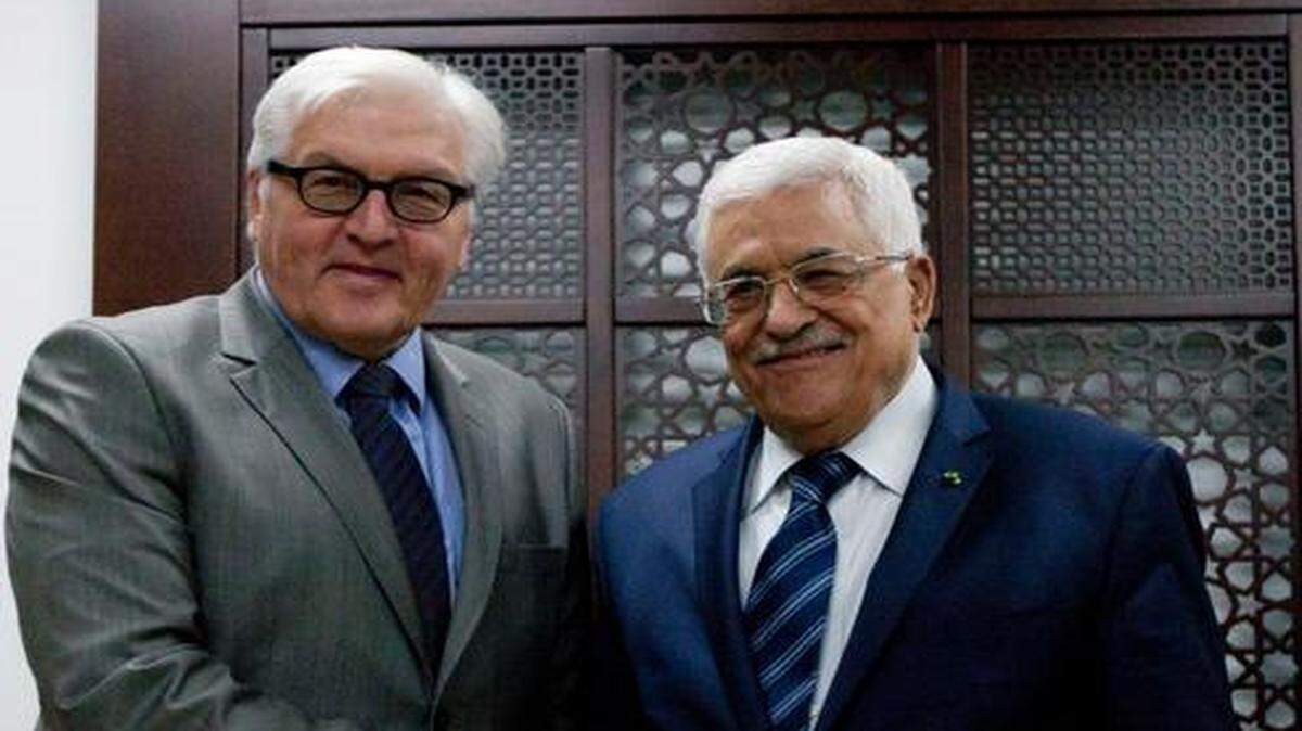 
El ministro alemán de Asuntos Exteriores, Frank-Walter Steinmeier, y el presidente palestino, Mahmud Abas, en Ramala, Cisjordania.
