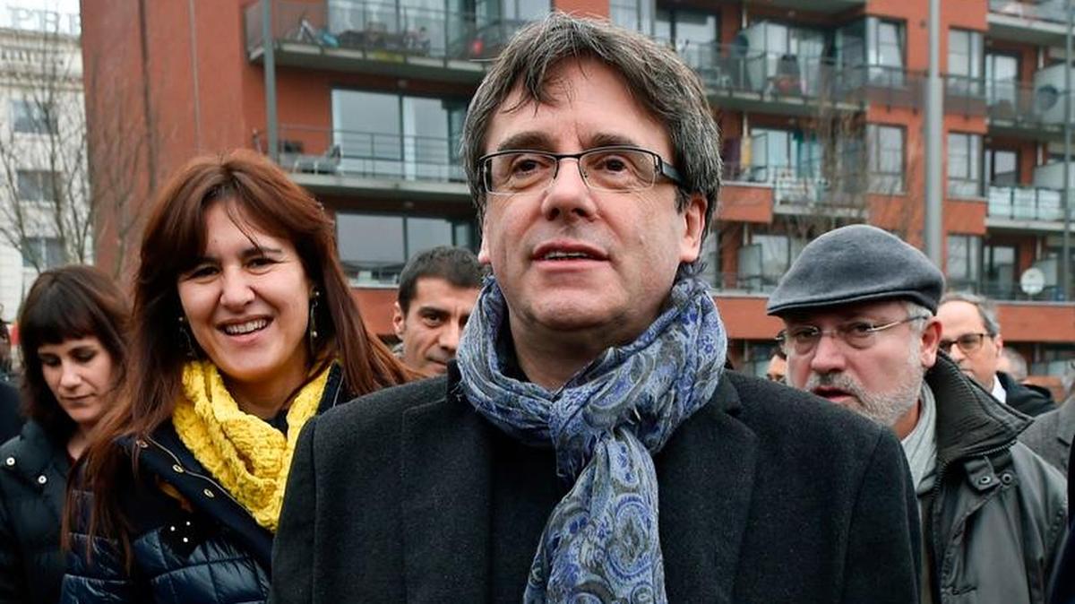 El presidente cesado de Cataluña, Carles Puigdemont, luego de realizarse la primera reunión post electoral para los miembros de su grupo parlamentario en Bruselas.