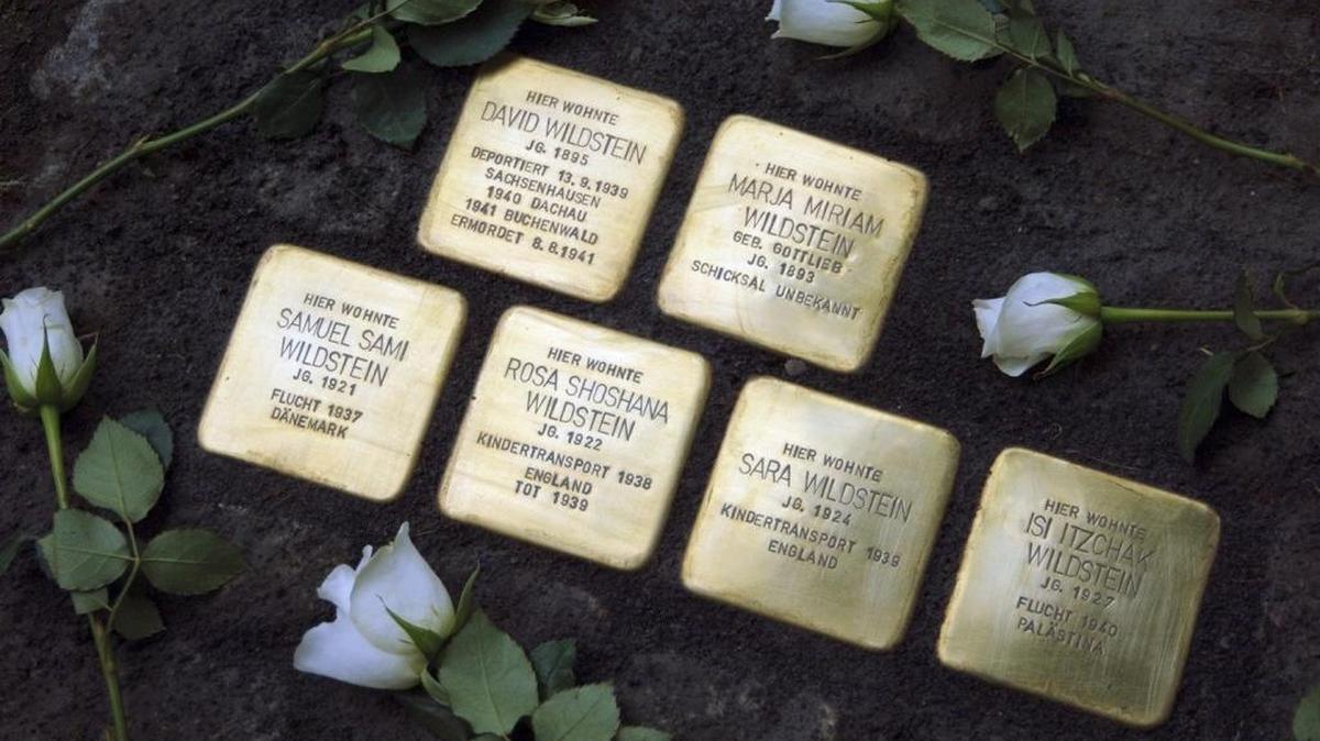 La instalación de seis adoquines dorados en memoria de seis miembros de la familia Wildstein, dos de los cuales fueron asesinados durante el nazismo, ha reunido en Berlín al único superviviente de ellos que sigue con vida y a 22 descendientes, llegados desde Israel y Argentina.