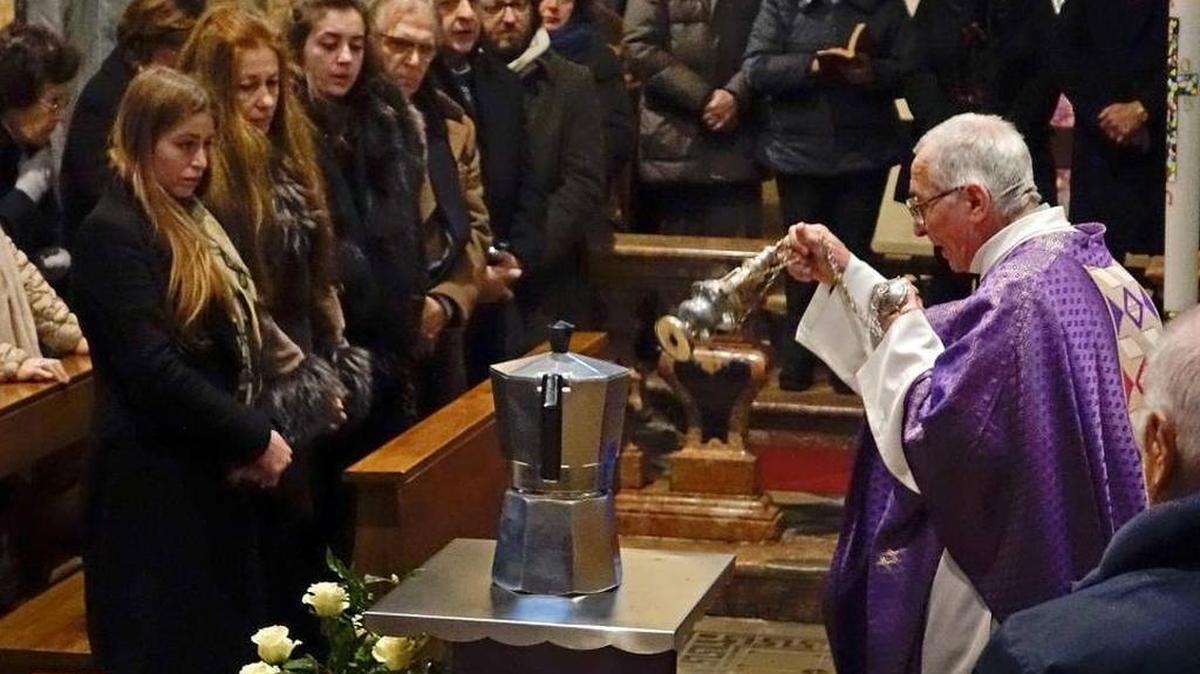 El padre Pietro Segato, párroco de Casale Corte Cerro, dispensa el incienso delante de una taza de café que contiene las cenizas de Renato Bialetti durante su entierro, al norte de Italia, este martes 16 de febrero de 2016.