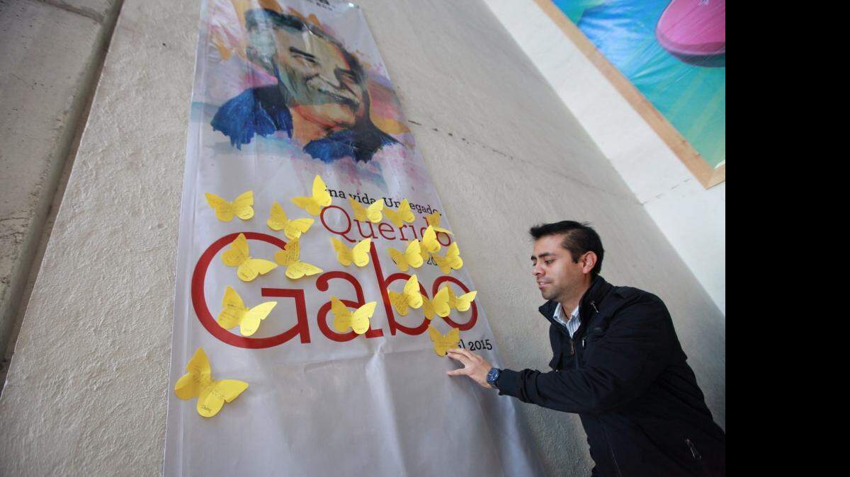
Un empleado de una librería en Ciudad de México coloca mariposas de papel amarillo el jueves durante las actividades del primer aniversario de la muerte del escritor colombiano Gabriel García Márquez.
