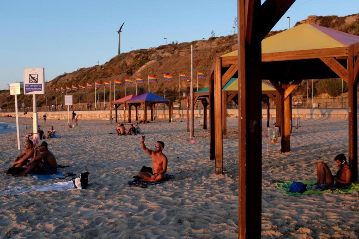 Turistas toman el sol el lunes 5 de junio de 2017, en una playa gay en Tel Aviv (Israel). Tel Aviv celebra la Semana del Orgullo Gay del 4 hasta el 10 de junio, incluirá eventos culturales y artísticos y fiestas.