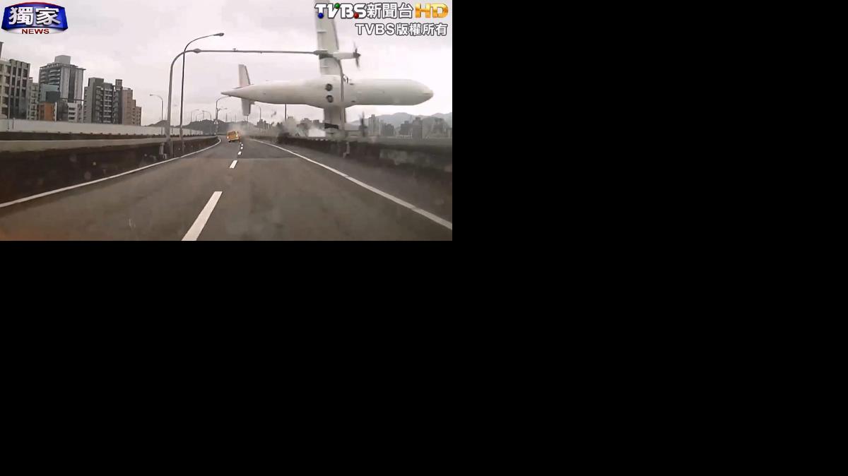 <cutline_leadin>La imagen </cutline_leadin>de video muestra el momento en el que el avión de TransAsia se estrella el miércoles en el río Jilong en Taipei (Taiwán) con 58 personas a bordo. La cifra de muertos reportada hasta ahora era de 31 personas.