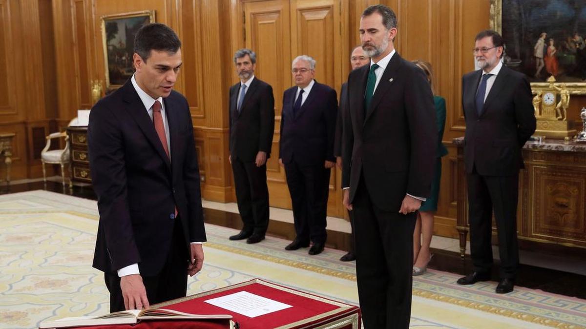 El líder del PSOE, Pedro Sánchez, jura ante el Rey el cargo de presidente del gobierno, en un acto en el Palacio de la Zarzuela.