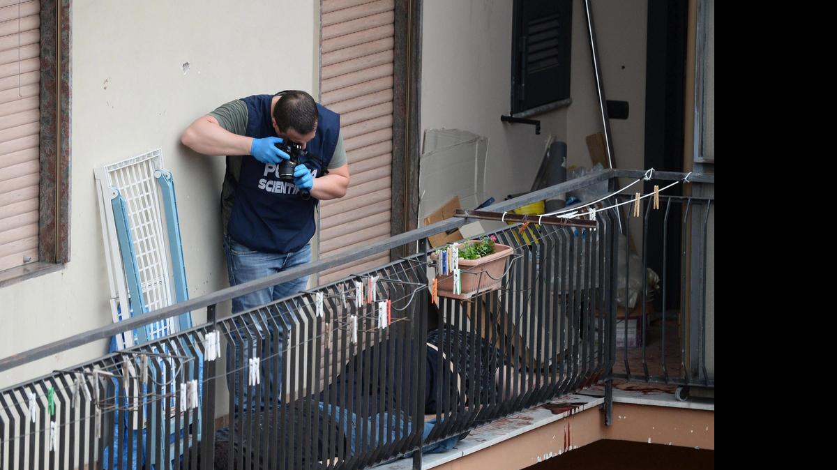 
La policía científica recaba pruebas junto a un cadáver en la terraza desde la que se ha producido un tiroteo en el que han muerto cuatro personas y ha habido cinco heridos en el barrio de Secondigliano, Nápoles, Italia.
