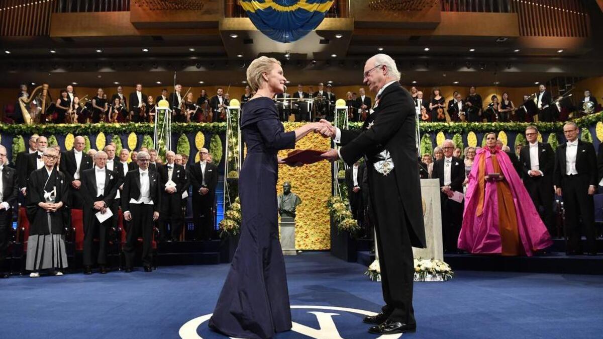 La laureada de química Frances H. Arnold, recibe el premio de manos del rey Carl Gustaf de Suecia, durante la ceremonia de entrega del Premio Nobel en la Sala de Conciertos de Estocolmo, el 10 de diciembre del 2018.