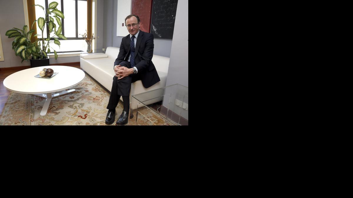 
 El ministro de Sanidad, Servicios Sociales e Igualdad, Alfonso Alonso, durante una entrevista con Efe en la que ha anunciado que los inmigrantes que se encuentran en España en situación irregular volverán a tener derecho a la atención primara en el Sistema Nacional de Salud (SNS) pero no recuperarán la tarjeta que les fue retirada con la aprobación de la reforma sanitaria en 2012. 
