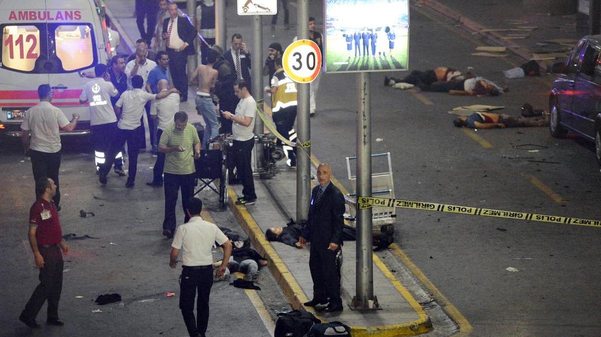 Equipos médicos y de seguridad asisten a los heridos en un ataque terrorista el martes en el Aeropuerto de Atarkuk en Estambul, Turquía.